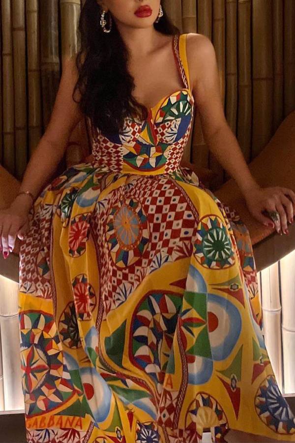 Unique – Rückenfreies Midikleid mit ethnischem Muster „Sunset Walk“