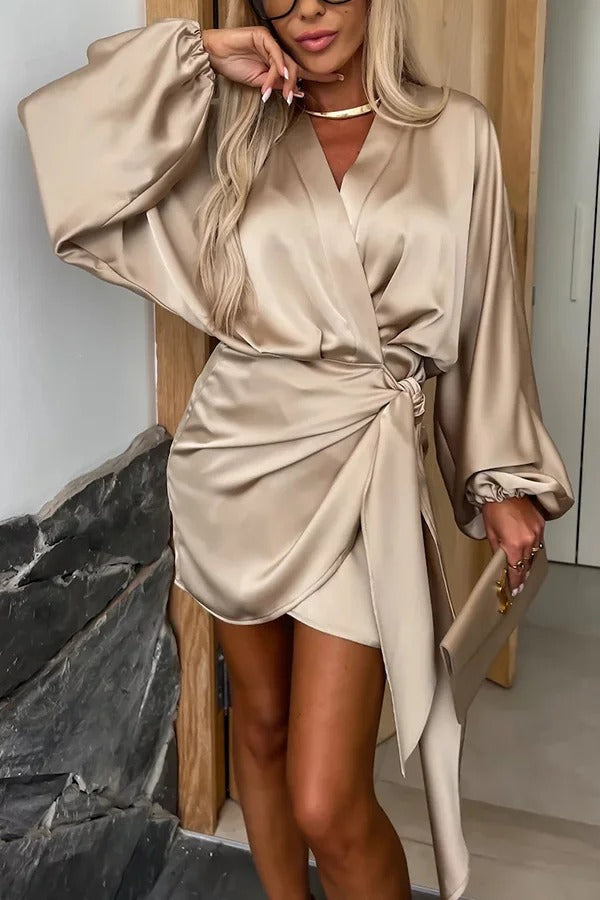 Luxuriöses, lockeres Wickel-Minikleid aus Satin mit Ballonärmeln und Bindeband aus Tokio