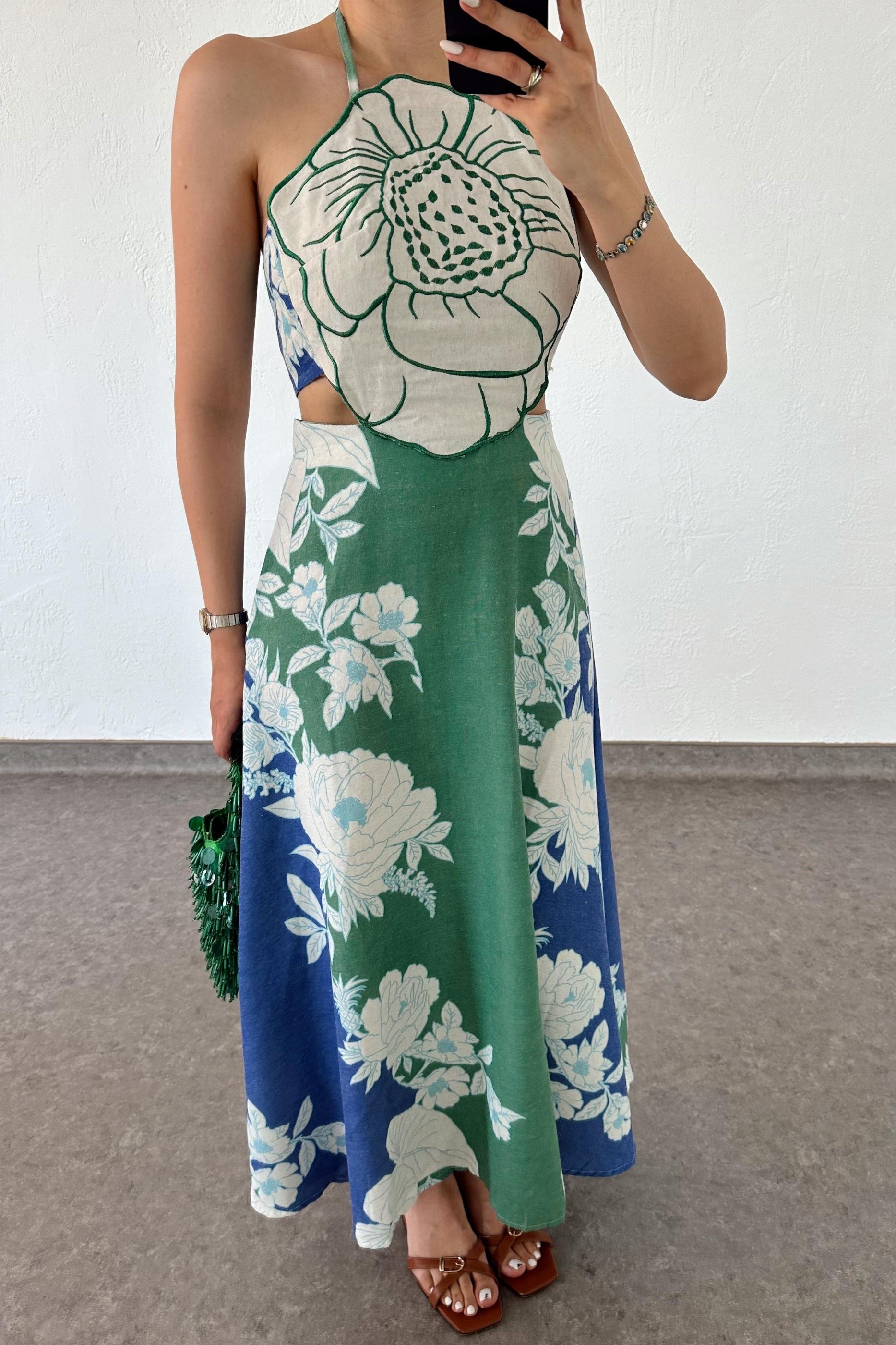 Über Tropic Time – Neckholder-Midikleid aus Leinenmischung mit Blumendetail auf der Rückseite und Schnürung