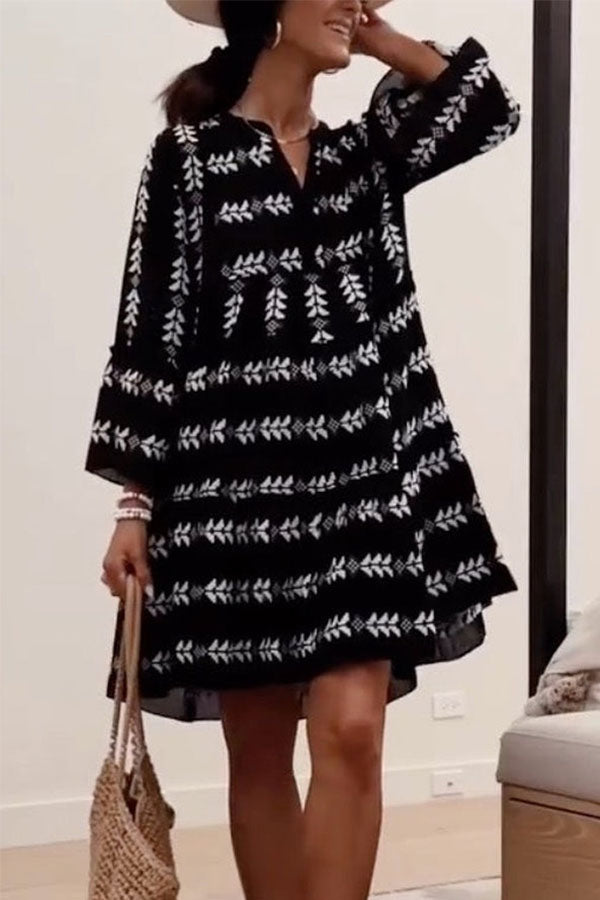 Mini-robe élégante à manches longues et col en V