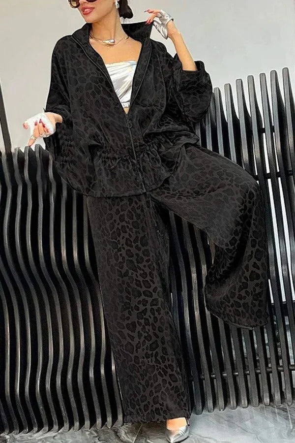 Set aus Jacke mit Reißverschluss und Kordelzug in der Taille und lockerer Hose mit elastischer Taillentasche