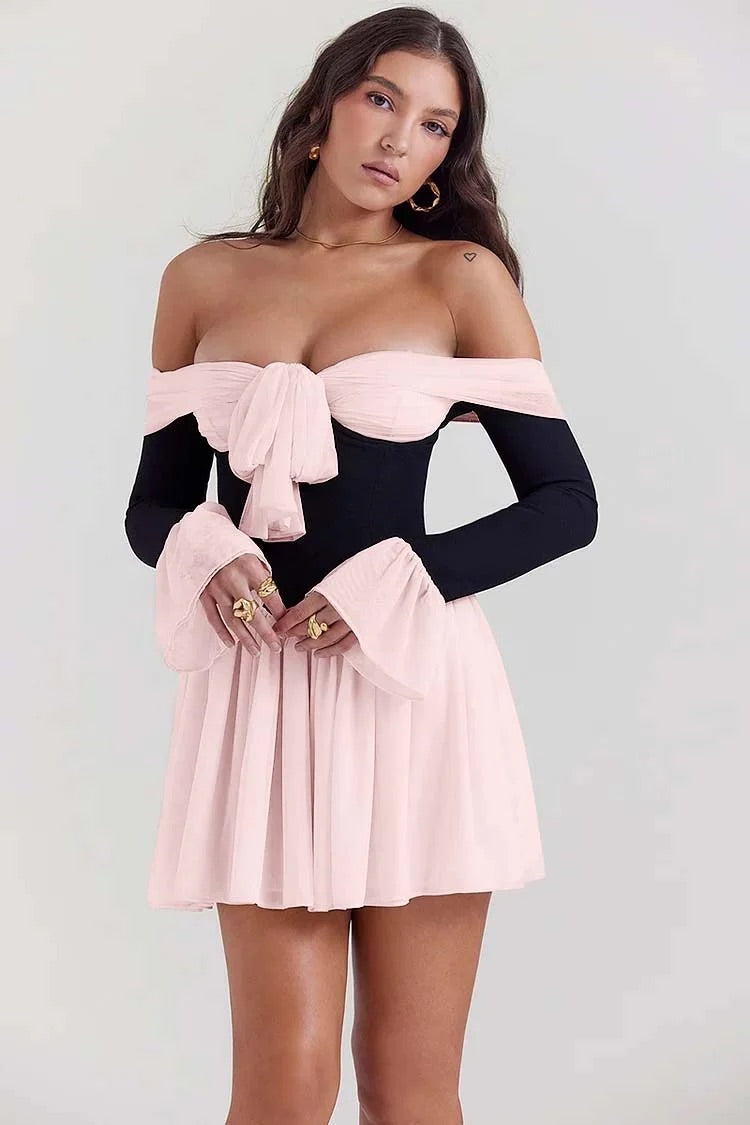 Robe courte de soirée à épaules dénudées, manches longues évasées, patchwork, ourlet plissé noué - Blanc