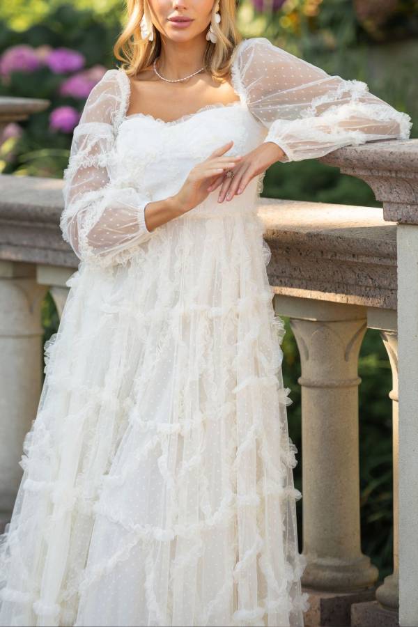 Leichtes, langärmliges Kleid mit Schleife im reifen Stil