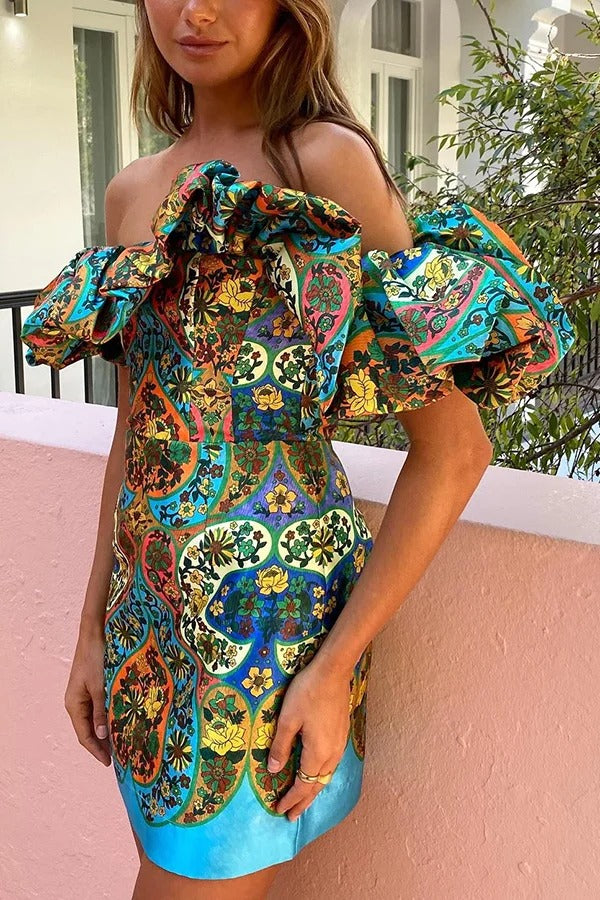 Sofie – Schulterfreies Minikleid in Wolkenform mit einzigartigem Paisley-Print aus Satin