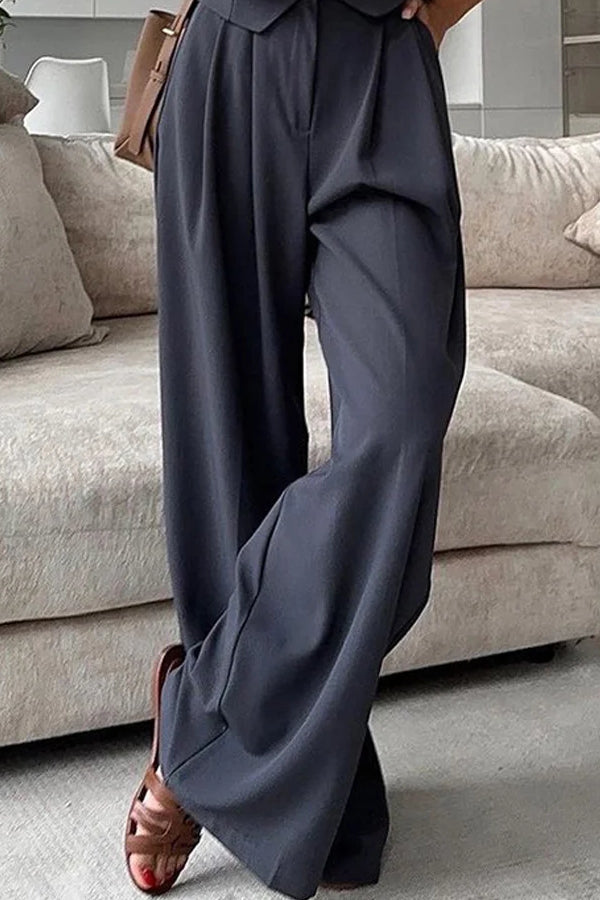 Zweiteiliges Set aus legerem Anzug und Hose