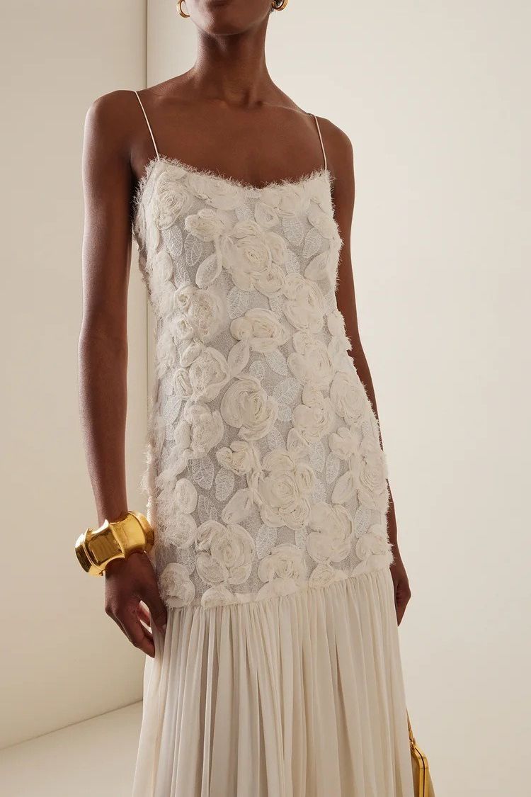 Offrez-vous une robe longue à ourlet plissé en mousseline de soie avec appliques florales