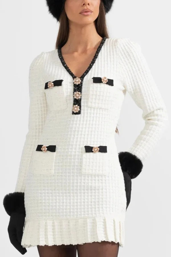 Robe courte élégante en tricot gaufré contrasté à col en V et volants