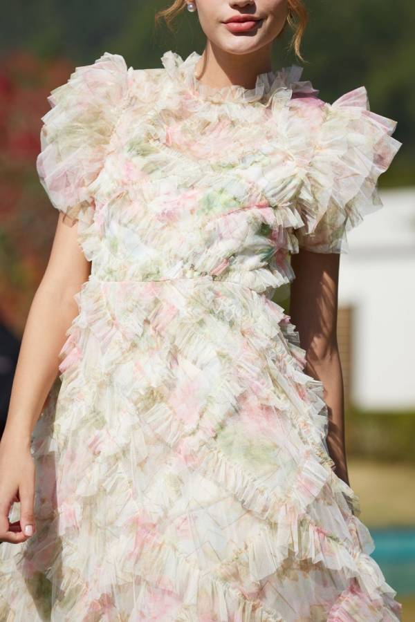 Ärmelloses Kleid mit besticktem A-Linien-Rock und halbem Rollkragen