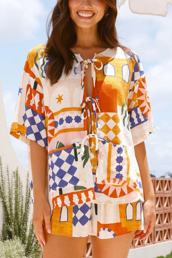 Set mit kurzärmligem Hemd mit Taschen und Krawatte und Shorts mit elastischer Taille und einzigartigem Druck