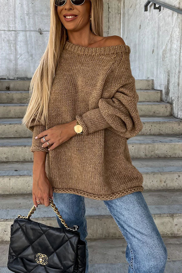 Lässiger Strickpullover mit weitem Halsausschnitt und Straßenatmosphäre