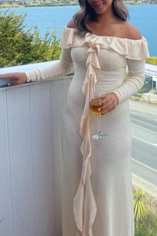 Darling Way – Schulterfreies, langärmliges, drapiertes, gerüschtes, geschlitztes Maxikleid aus Strick