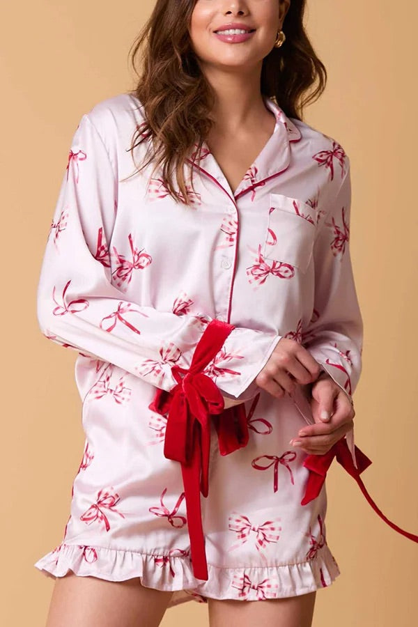 Weihnachtsmodisches Set mit bedrucktem Oberteil mit Fliege und Shorts mit Rüschen und elastischer Taille