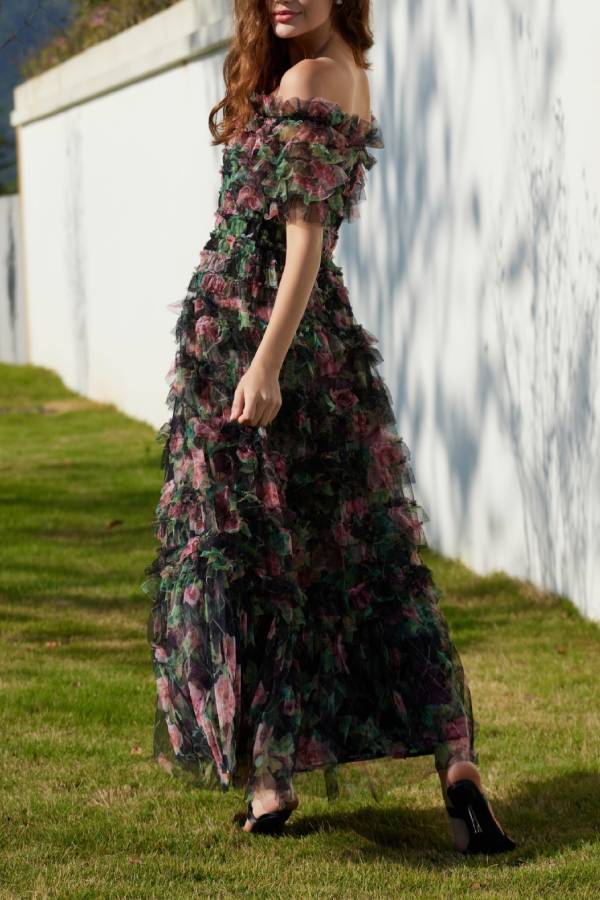 Blumenkleid mit schmaler Taille