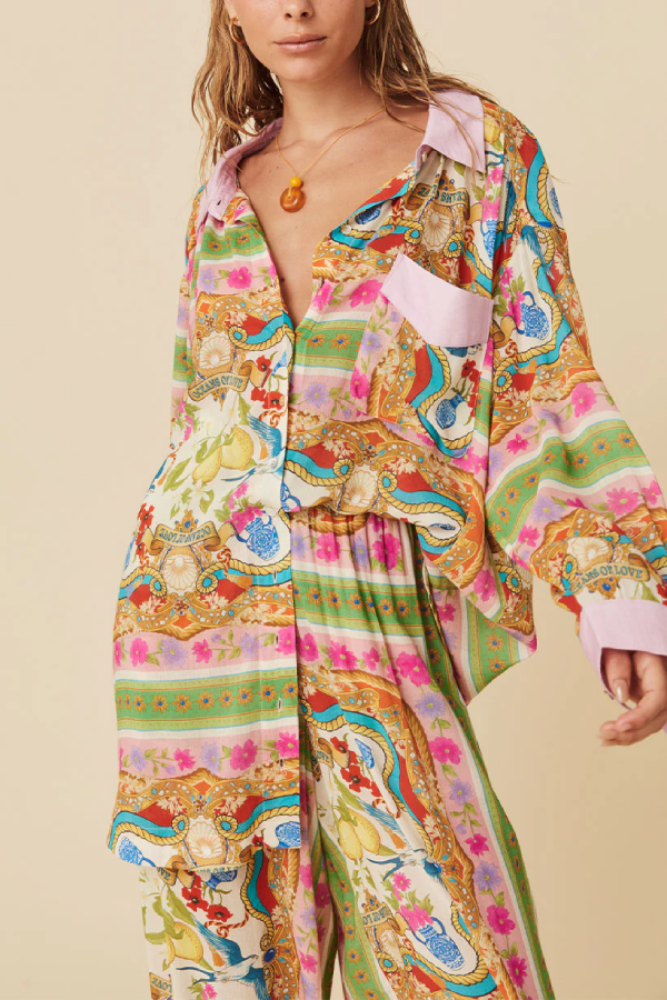 Oceans of Love – Locker fallendes Hemd mit einzigartigem Patchwork-Print und Taschen