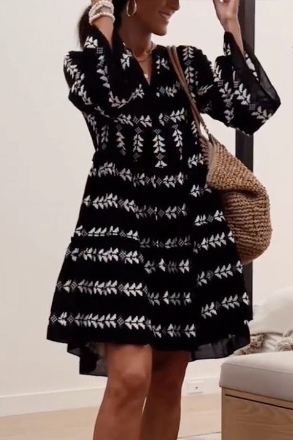 Mini-robe élégante à manches longues et col en V