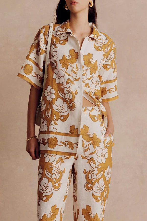 Lässiges Set mit kurzärmligem Hemdoberteil mit Blumendruck und lockerer Hose mit Taschen und elastischer Taille