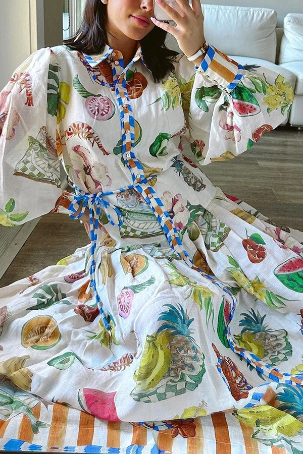 Einreihiges Kleid mit Graffiti-Print und Bindegürtel