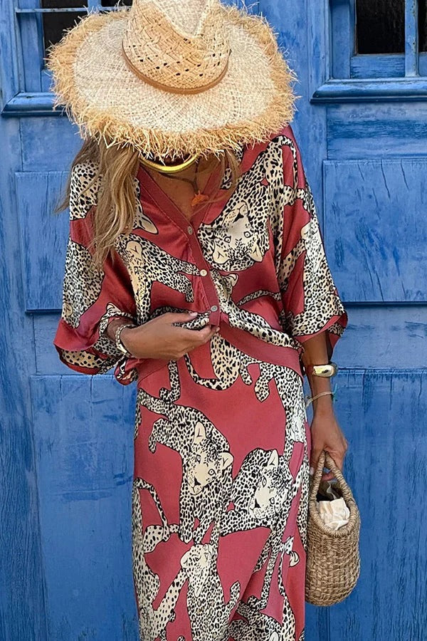 Abbie – Lockerer Satinmantel mit Tiger-Print und Fledermausärmeln, weiten Knöpfen