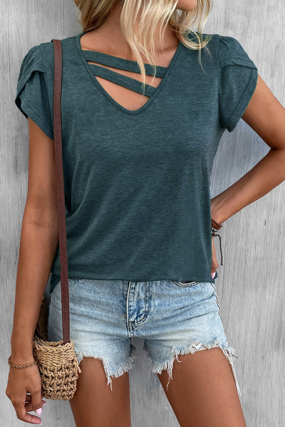 Lässiges T-Shirt mit einfarbigem Cut-Out-Ausschnitt