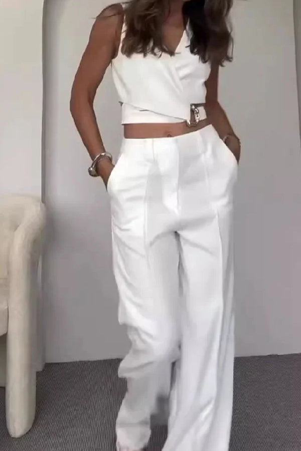 Modisches zweiteiliges Set aus Weste und Hose mit überkreuzten Trägern