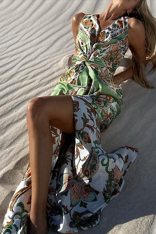 Gaia – Satin-Maxikleid mit einzigartigem Paisley-Print und zentralem Drehknotendetail und Schlitz