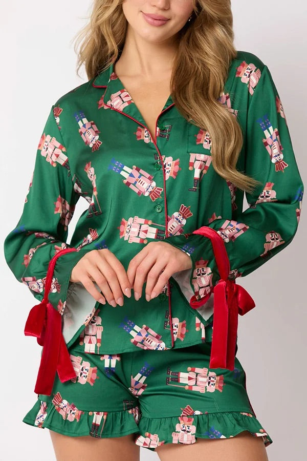 Weihnachtsmodisches Set mit bedrucktem Oberteil mit Fliege und Shorts mit Rüschen und elastischer Taille