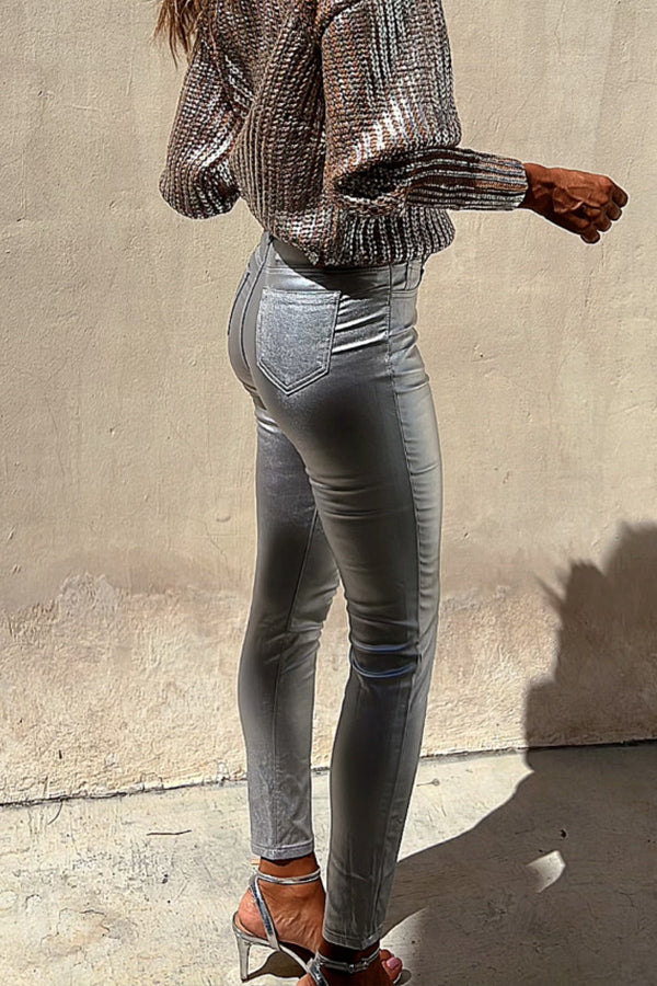 Süße und glitzernde Stretchhose aus Kunstleder in Metallic-Farben mit Taschen