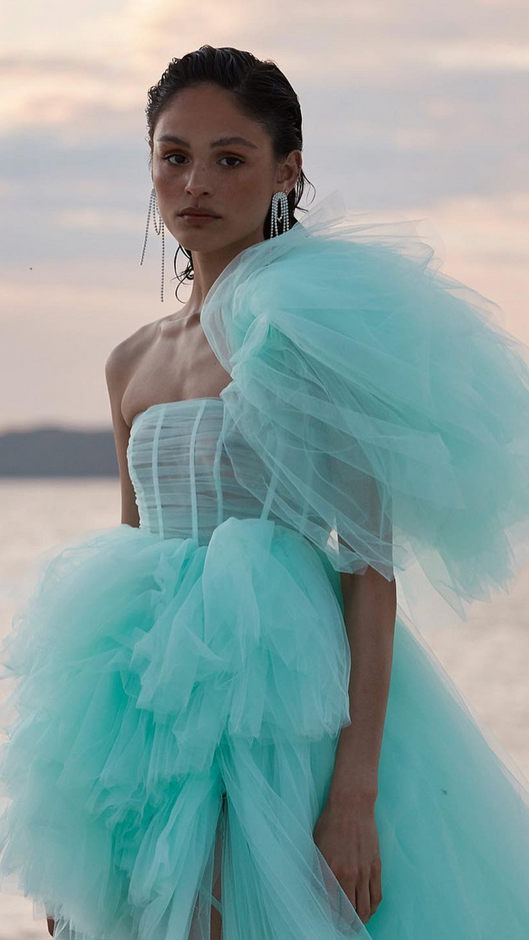 Luxuriöses Tüllkleid mit einer Schulter und Schlitz