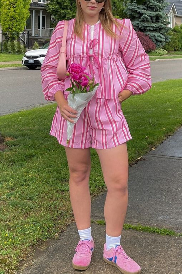 Stilvolles Set mit V-Ausschnitt und Krawattenoberteil mit Streifenmuster und lockerer Shorts mit elastischer Taille