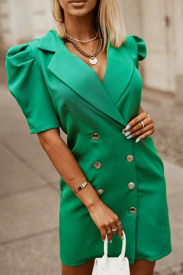 Candid Take – Zweireihiges Blazerkleid mit Puffärmeln