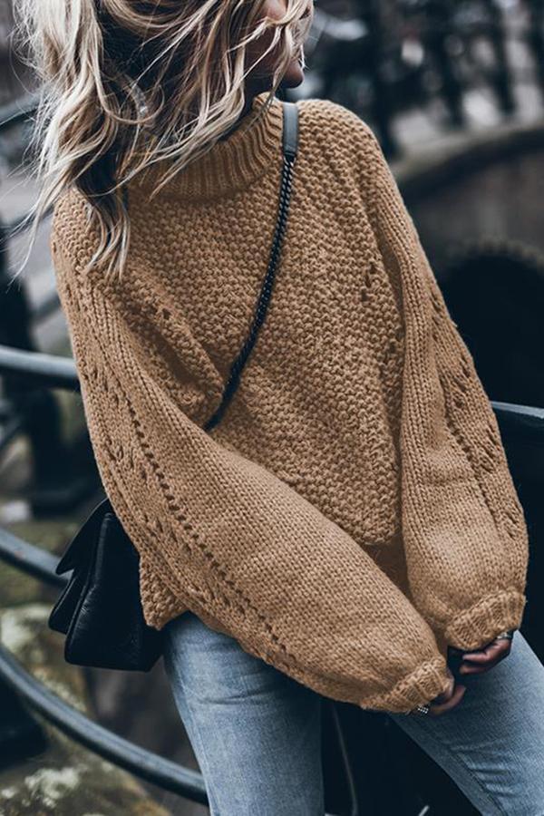 Einfacher, lockerer Pullover in reiner Farbe