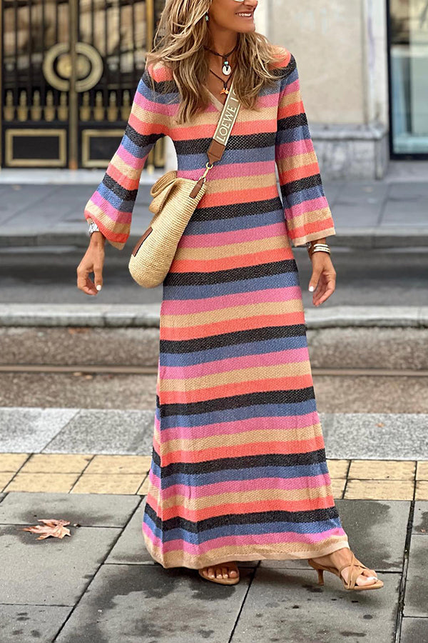 Gestreiftes Strickkleid mit V-Ausschnitt und Kontrast
