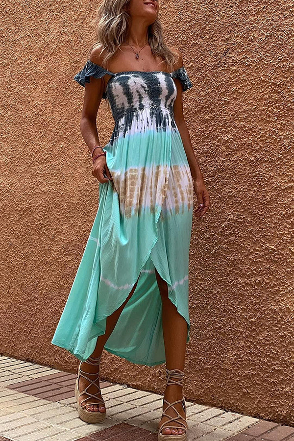 Off In Paradise – Batik-Maxikleid mit Smokarbeit und Schlitz