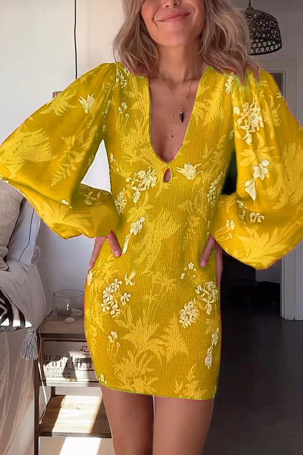 Like Wildflowers – Geblümtes Minikleid mit Smokarbeit