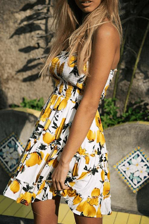 Rückenfreies Damenkleid mit Wickel-Brustpartie, Zitronen-Print und Rüschen