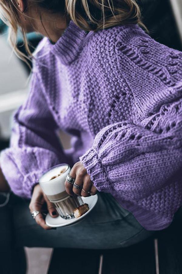 Einfacher, lockerer Pullover in reiner Farbe