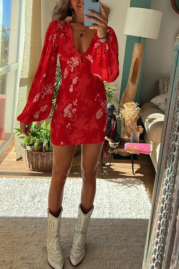 Like Wildflowers – Geblümtes Minikleid mit Smokarbeit