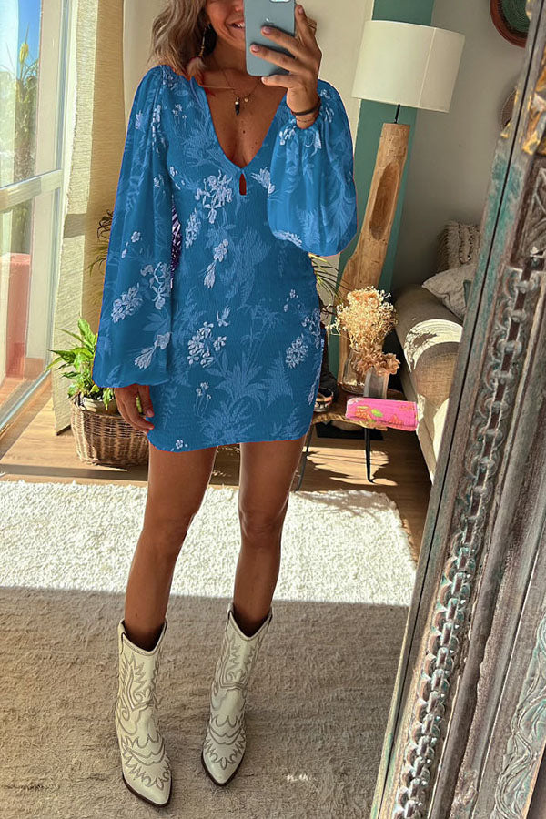 Like Wildflowers – Geblümtes Minikleid mit Smokarbeit