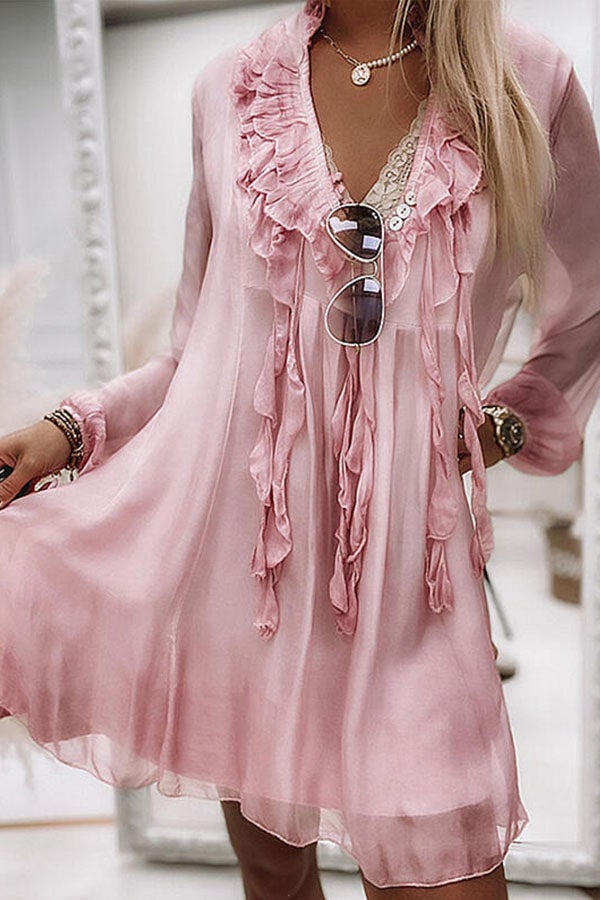 MINIKLEID MIT RÜSCHEN UND V-AUSSCHNITT