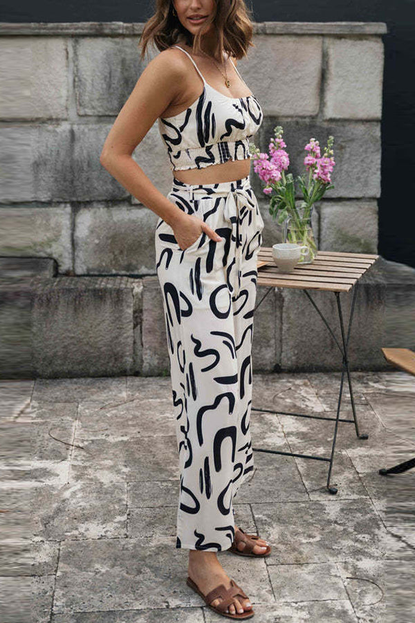 Set aus Camisole-Oberteil mit Doodle-Print und Hose mit weitem Bein und geknoteter Tasche