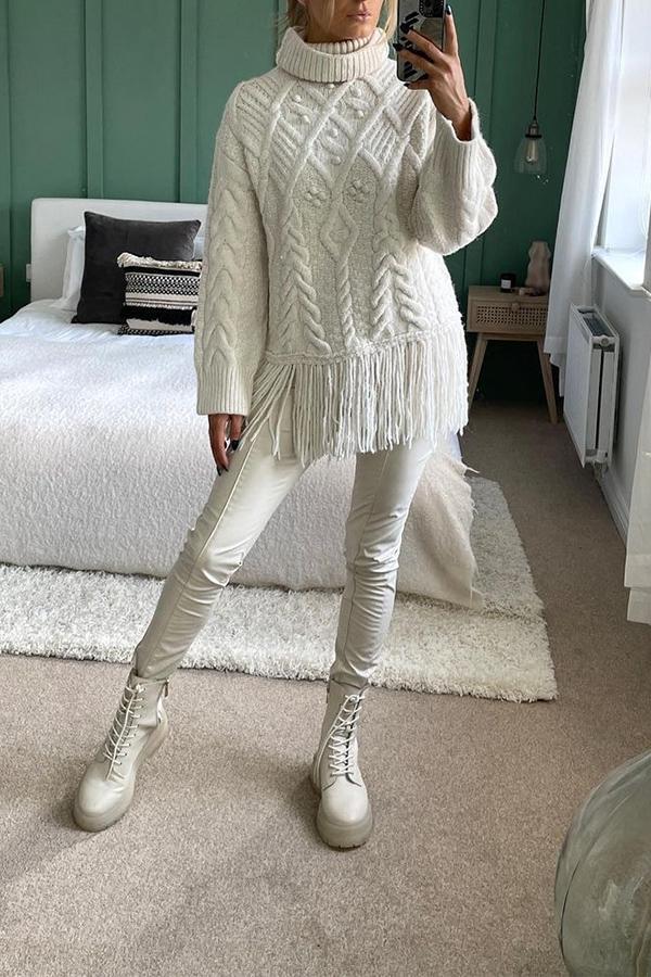 Langärmliger Rollkragen-Strickpullover mit Fransen