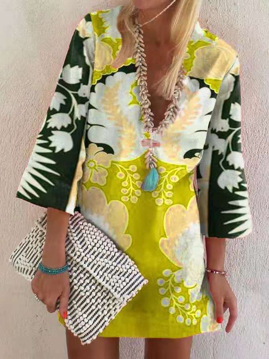 Minikleid mit V-Ausschnitt und langen Ärmeln im Boho-Print