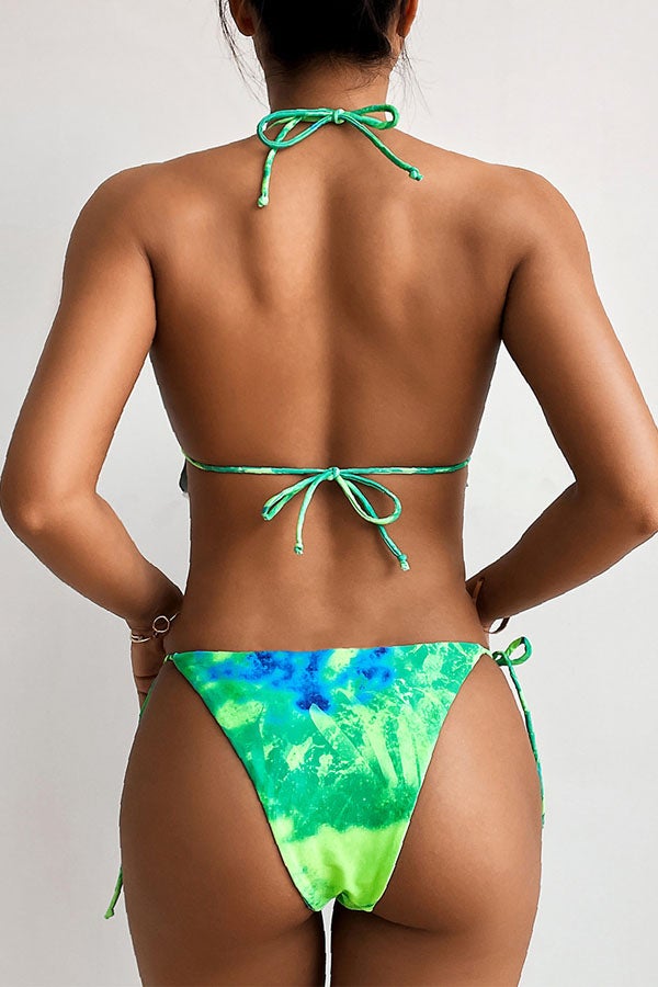 Triangel-Bikini mit fluoreszierendem Grün und Batikmuster