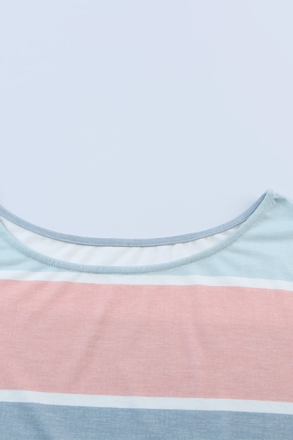 Mehrfarbig gestreiftes Maxikleid mit Farbblock und lockerer Passform und halblangen Ärmeln