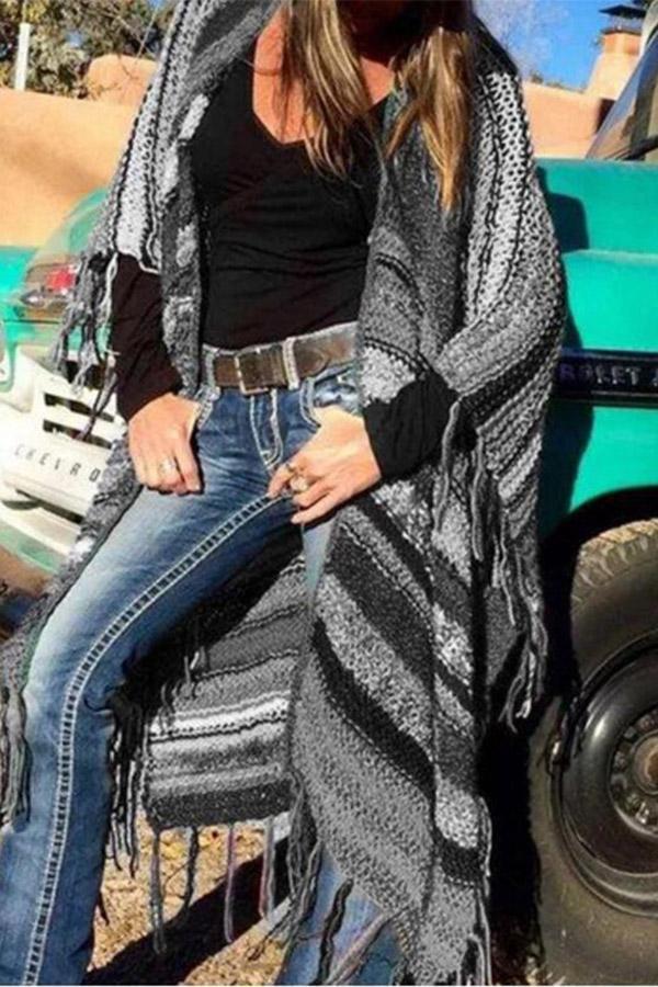 Mittellanger handgestrickter Cardigan mit Quasten und ohne Kragen im Bohemian-Stil