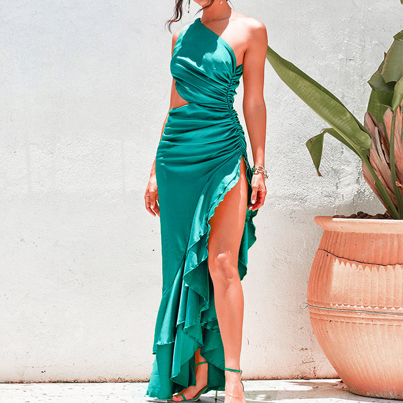 Nouvelle robe élégante à épaules tombantes plissée et taille ouverte en feuille de lotus