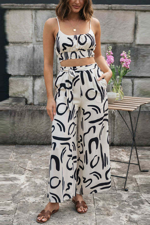 Set aus Camisole-Oberteil mit Doodle-Print und Hose mit weitem Bein und geknoteter Tasche