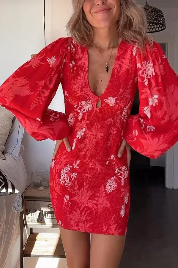 Like Wildflowers – Geblümtes Minikleid mit Smokarbeit