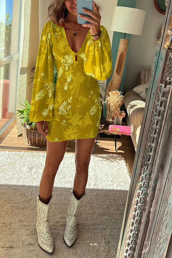 Like Wildflowers – Geblümtes Minikleid mit Smokarbeit