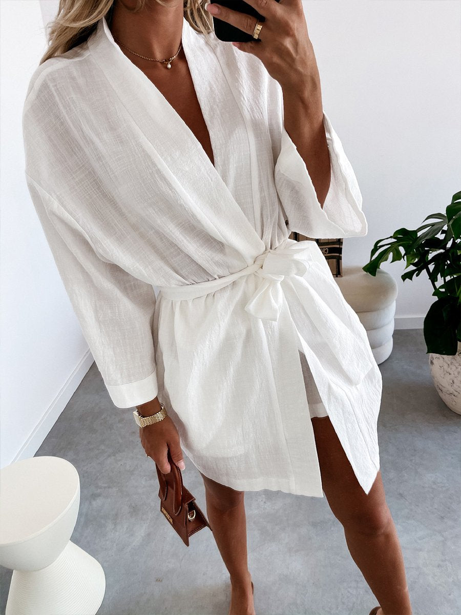 Minikleid aus Leinen mit V-Ausschnitt